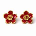 Pendientes de porcelana pintados a mano en forma de flor color rojo, diseño artesanal Turquesa y Más.