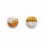 Pendientes de porcelana artesanal Jolie de botón pintados a mano en blanco, camelia y oro
