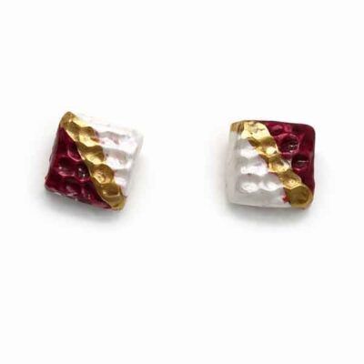 Pendientes Jolie de porcelana artesanales en forma de cuadrado con esmalte blanco nacarado, granate y detalles en oro