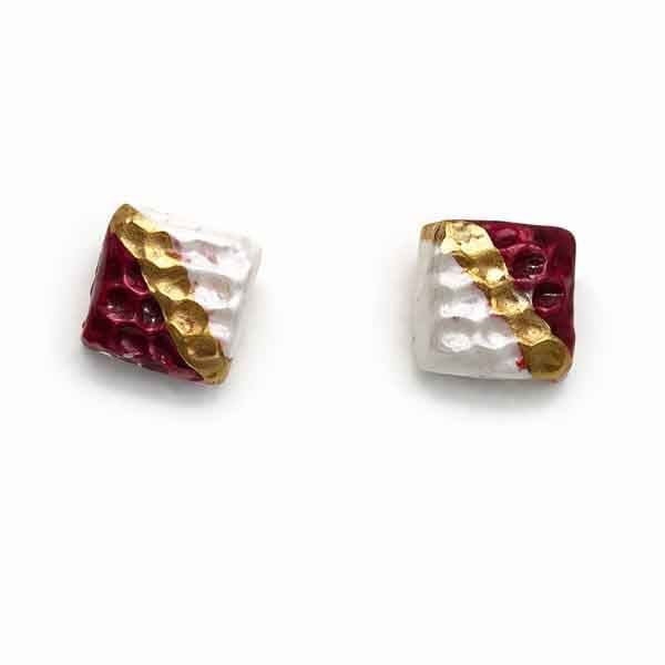 Pendientes Jolie de porcelana artesanal en blanco, granate y oro Pendientes Jolie de porcelana artesanales en forma de cuadrado con esmalte blanco nacarado, granate y detalles en oro