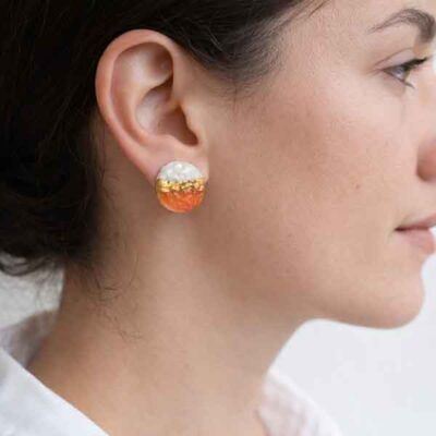 Pendientes de porcelana artesanal Jolie de botón en blanco, camelia y oro puestos en modelo