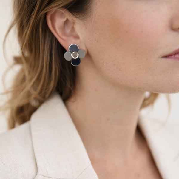 Pendientes Lina de flor en carey sintético azul y metal plateado puestos en modelo