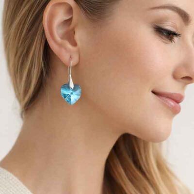 Pendientes Nicole de corazón Swarovski azul en plata de ley 925 llevados por modelo