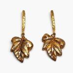 Pendientes artesanales de hoja en porcelana dorada con enganche bañado en oro