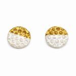 Pendientes de botón de porcelana hechos a mano en blanco y dorado