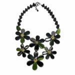 Collar Lea con flores grandes de resina en tonos verdes, cristal en el centro de cada flor y cierre ajustable.