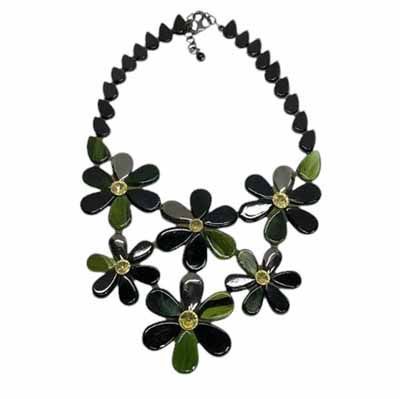 Collar Lea con flores grandes de resina en tonos verdes, cristal en el centro de cada flor y cierre ajustable.
