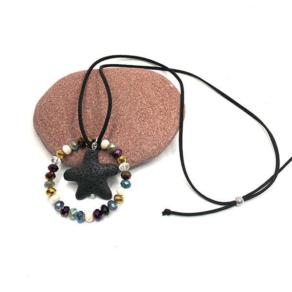 Collar Aurora artesanal con cordón de ante negro, colgante circular de cuentas de cristal checo multicolor y estrella de piedra negra sobre fondo de piedra rosa.
