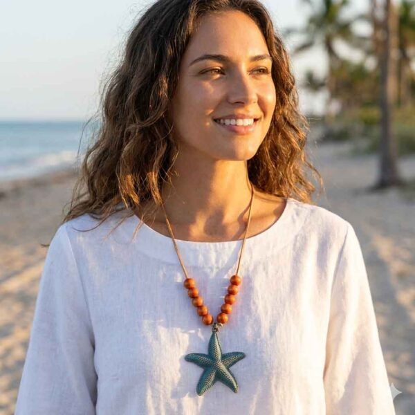 Collar Estrella Leila con colgante de estrella de mar y bolas de madera, joya artesanal regulable