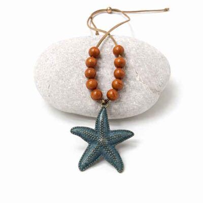 Collar Estrella Leila con colgante de estrella de mar y bolas de madera sobre cordón de ante regulable