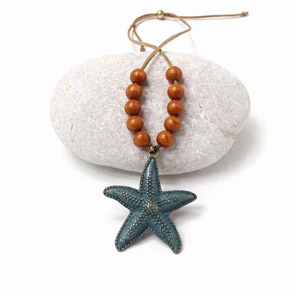 Collar Estrella Leila con colgante de estrella de mar y bolas de madera sobre cordón de ante regulable