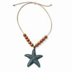 Collar estrella artesanal Leila con cordón de ante y bolas de madera