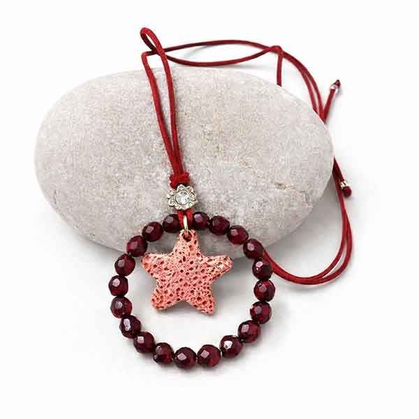 Collar Sabina rojo con cordón de ante, aro de cristal facetado granate y estrella de cerámica artesanal