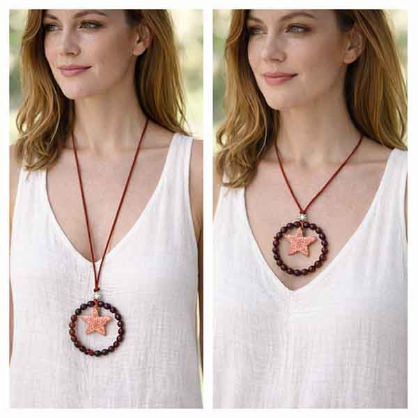 Collar Sabina rojo cereza regulable llevado en dos largos diferentes con estrella cerámica y cristales granate