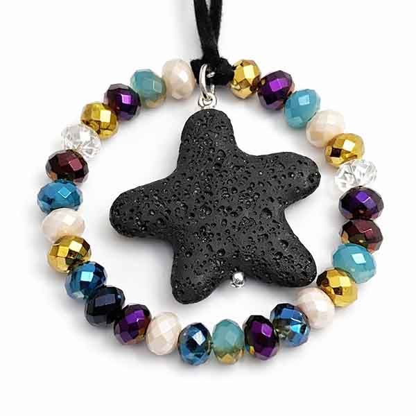 Detalle del collar Aurora con colgante circular de cuentas facetadas multicolor y estrella central de piedra negra, elaborado a mano en Turquesa y Más.