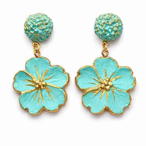 Pendientes Flor Tahiti hechos a mano en arcilla polimérica Pendientes Flor Tahiti artesanales en arcilla polimérica color verde agua con detalles dorados