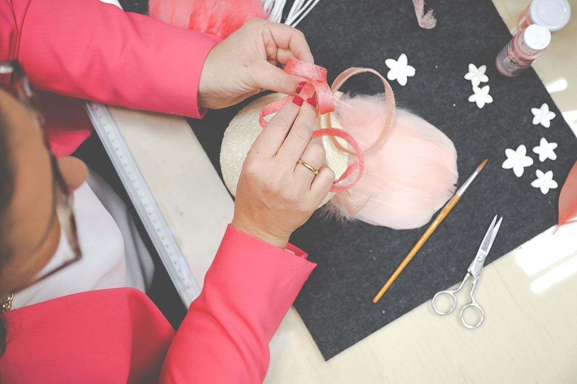 Creación de tocados personalizados a medida en nuestro taller artesanal