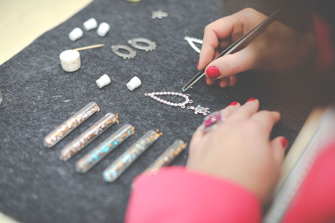 Creación de complementos personalizados a medida en nuestro taller artesanal