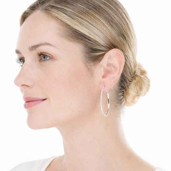 Aros de plata con circonitas Luxenter Xoma puestos en modelo