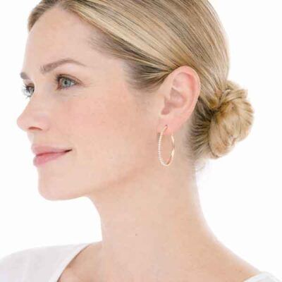 Aros oro rosa Luxenter Xoma de 34 mm con circonitas puestos en modelo