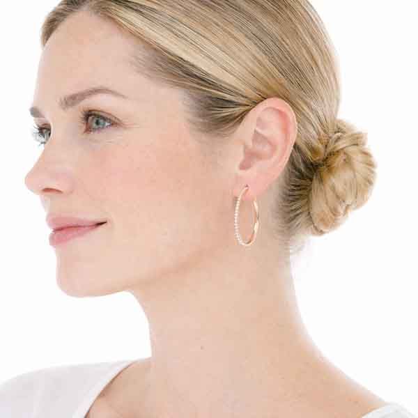 Aros oro rosa Luxenter Xoma de 34 mm con circonitas puestos en modelo