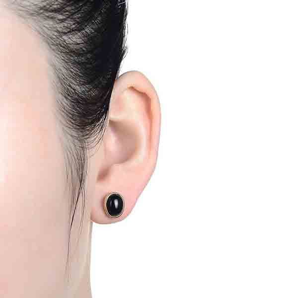 Pendientes Argia de ónix puestos en la oreja en modelo Luxenter