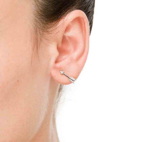 Pendientes Arrow de plata con circonitas puestos en la oreja Luxenter