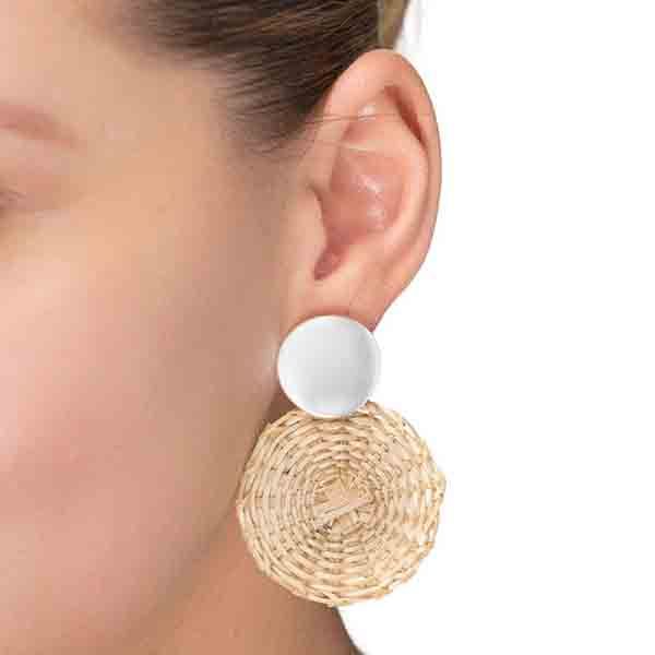 Pendientes Diagi de Luxenter en metal plateado y mimbre puestos en modelo