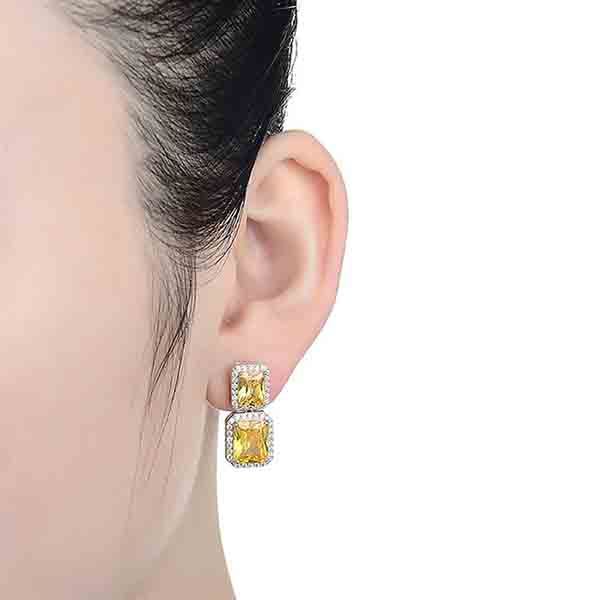 pendientes de plata con circonitas Paparadscha Euria Doble puestos en la oreja