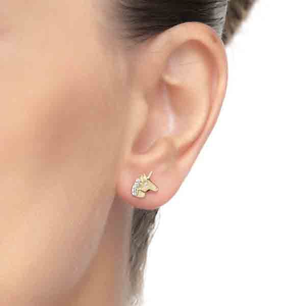 Pendientes unicornio plata bañada en oro puestos en la oreja Luxenter