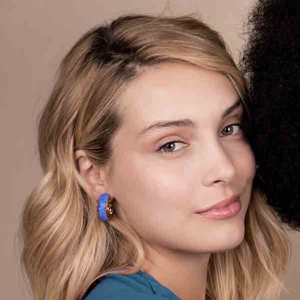 Pendientes Nirat de Luxenter con zirconitas azules puestos en modelo