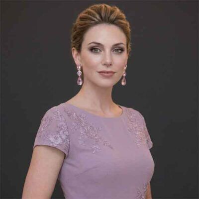 Pendientes ARSES de Luxenter oro rosa con cuarzo morado degradado en modelo invitada de boda