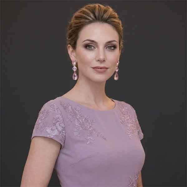 Pendientes ARSES de Luxenter oro rosa con cuarzo morado degradado en modelo invitada de boda