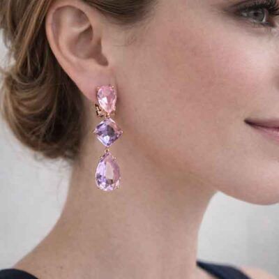 Pendientes ARSES de Luxenter en oro rosa con cuarzo morado degradado puestos en oreja