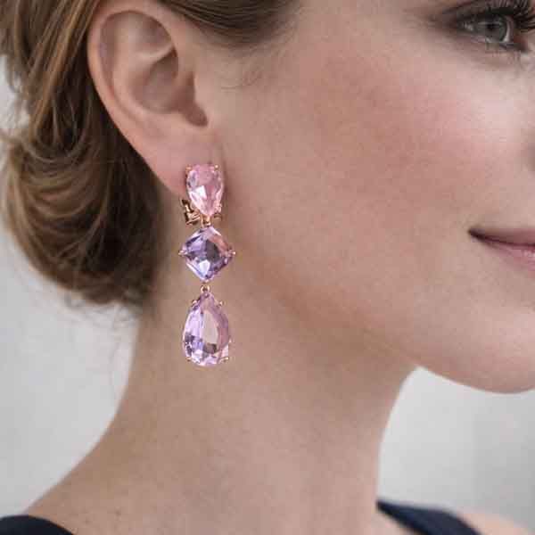 Pendientes ARSES de Luxenter en oro rosa con cuarzo morado degradado puestos en oreja