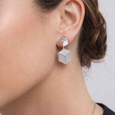 Pendientes Ifieto de Luxenter en plata de ley con circonitas blancas, lucidos en oreja de modelo