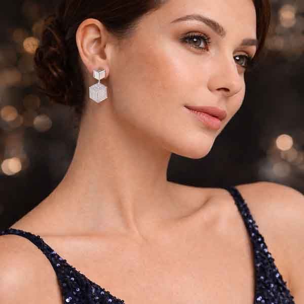 Pendientes Ifieto de Luxenter en plata de ley 925 con circonitas blancas, llevados por modelo con vestido de fiesta