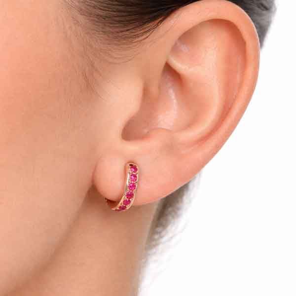 Pendientes Leofcar oro rosa con circonita rubí puestos en oreja