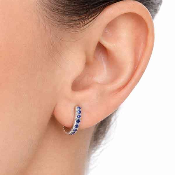 Pendientes Leofcar de plata con circonitas zafiro puestos en oreja
