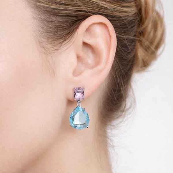 Pendientes Nekire de Luxenter en plata de ley con cuarzo rosa y piedra azul natural sobre modelo