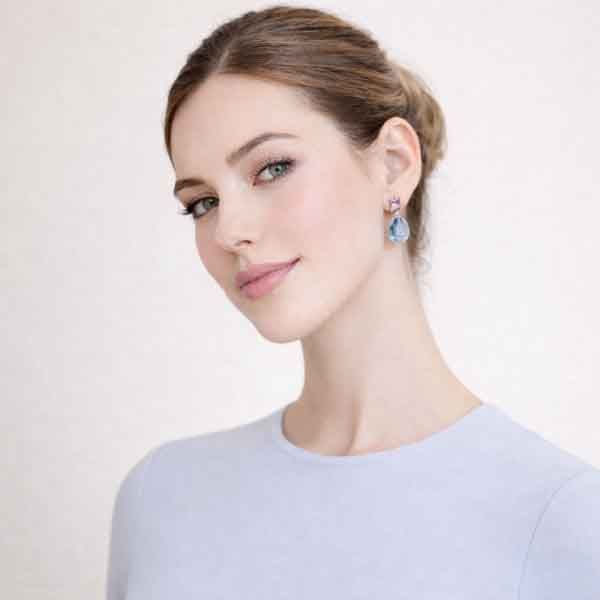 Pendientes Nekire de Luxenter en plata de ley con piedras naturales rosa y azul sobre modelo