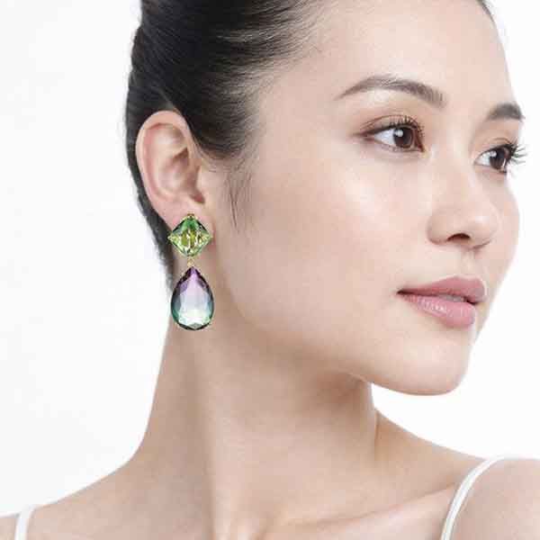 Pendientes Niodra Luxenter en oro amarillo con piedras degradadas sobre modelo