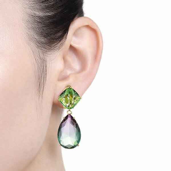 Pendientes Niodra Luxenter con diseño degradado en oro amarillo sobre modelo