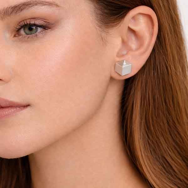 Pendientes Pria de plata de ley 925 con doble baño de rodio puestos en la oreja