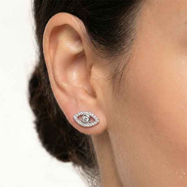 Pendientes Ratim de plata de ley con circonitas brillantes puestos en la oreja