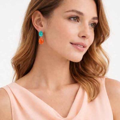 Pendientes SEWEH plata CZ de Luxenter en oreja con vestido salmón claro