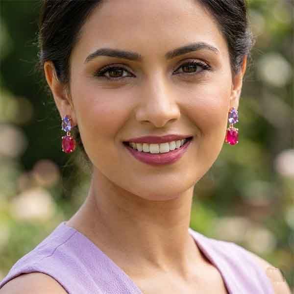 Pendientes SEWEH oro rosa de Luxenter con zafiro rosa CZ en modelo