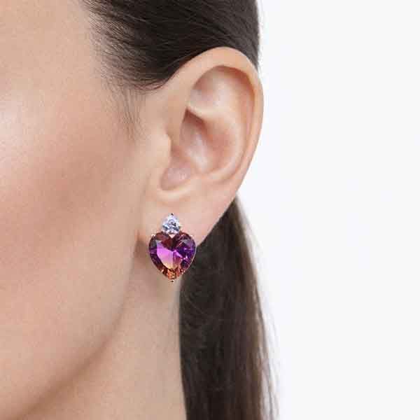 Detalle de los pendientes Llama Luxenter con circonita amatista degradé