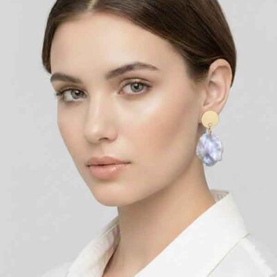 Pendientes Pastre Luxenter en look informal con perla blanca