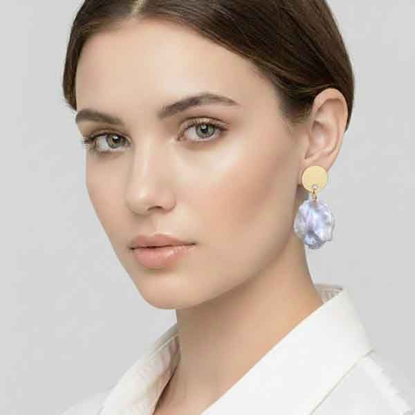 Pendientes Pastre Luxenter en look informal con perla blanca